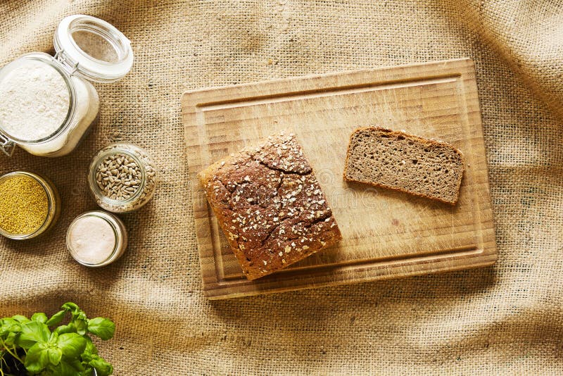 Zelfgebakken, vers brood en ingrediënten royalty-vrije stock foto