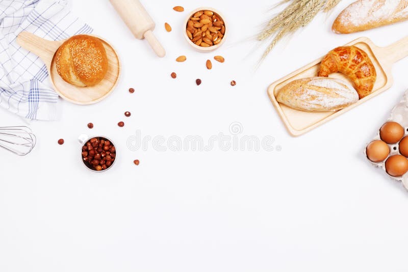 Eigengemaakte broden of broodje, croissant en bakkerijingrediënten, bloem, stock afbeelding Eigengemaakte broden of broodje, croissant en bakkerijingrediënten, bloem, stock afbeelding