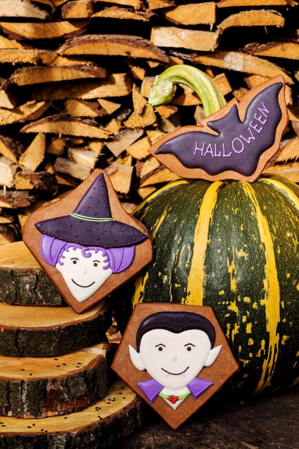 Eigengemaakte de peperkoekkoekjes van Halloween op houten achtergrond royalty-vrije stock foto's Eigengemaakte de peperkoekkoekjes van Halloween op houten achtergrond royalty-vrije stock foto's