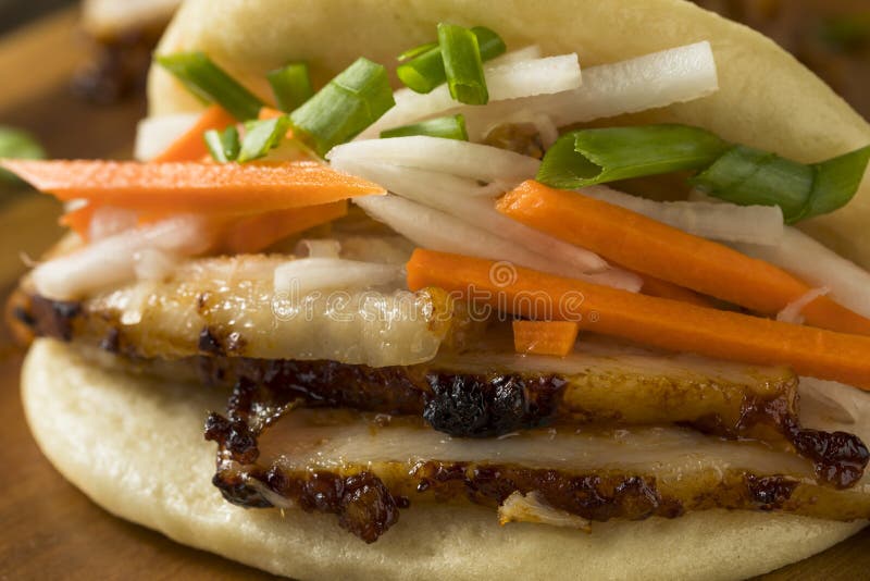 Zelfgemaakte gestoomde bao broodjes met varkensbuik royalty-vrije stock afbeeldingen