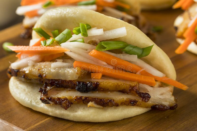 Zelfgemaakte gestoomde bao broodjes met varkensbuik stock afbeeldingen