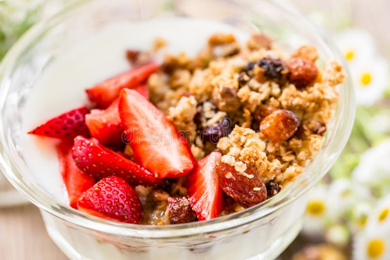Eigengemaakte granola met verse aardbei over vanilleyoghurt royalty-vrije stock foto Eigengemaakte granola met verse aardbei over vanilleyoghurt royalty-vrije stock foto