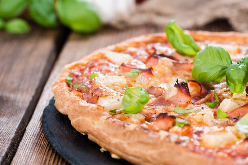 Eigengemaakte Hawaiiaanse Pizza royalty-vrije stock afbeelding Eigengemaakte Hawaiiaanse Pizza royalty-vrije stock afbeelding