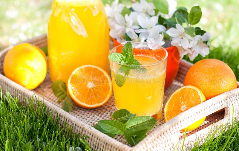Eigengemaakte limonade van sinaasappelen en citroen