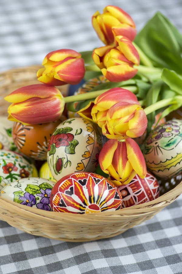 Eigengemaakte met de hand gemaakte geschilderde paaseieren op rieten mand, traditionele handcrafteieren stock foto Eigengemaakte met de hand gemaakte geschilderde paaseieren op rieten mand, traditionele handcrafteieren stock foto