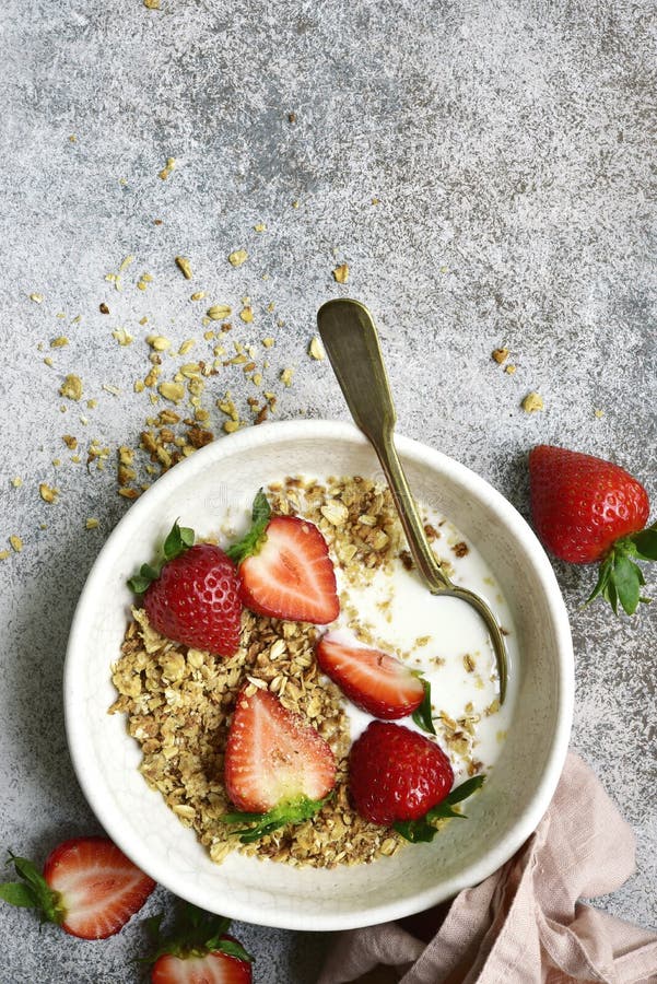 Eigengemaakte multicereal granola met yoghurt en verse aardbei voor een breakfastTopmening met exemplaar spoace royalty-vrije stock foto Eigengemaakte multicereal granola met yoghurt en verse aardbei voor een breakfastTopmening met exemplaar spoace royalty-vrije stock foto