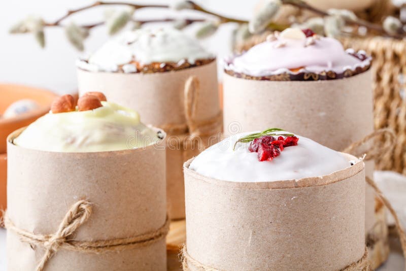 Eigengemaakte Pasen-cake en geschilderde eieren op de lijst royalty-vrije stock afbeeldingen Eigengemaakte Pasen-cake en geschilderde eieren op de lijst royalty-vrije stock afbeeldingen