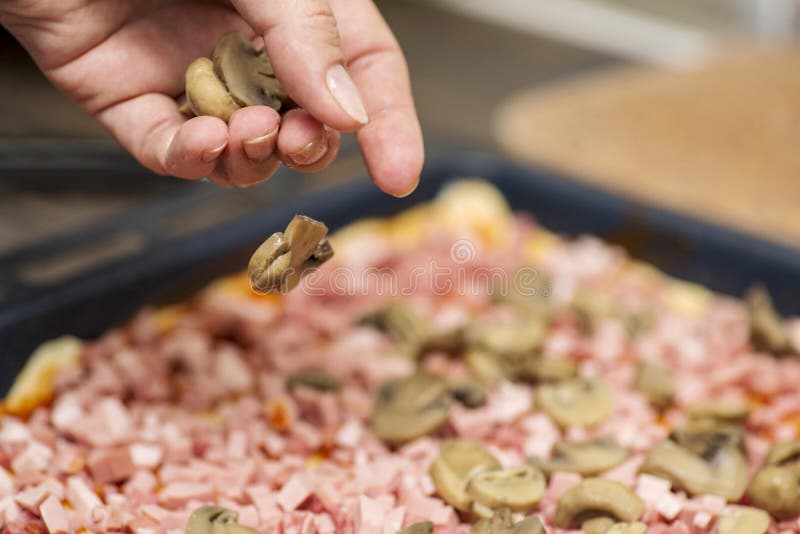 Eigengemaakte pizza Chef-kok die paddestoelen op pizza in pizzarestaurant zetten Pizza makend proces stock foto's Eigengemaakte pizza Chef-kok die paddestoelen op pizza in pizzarestaurant zetten Pizza makend proces stock foto's