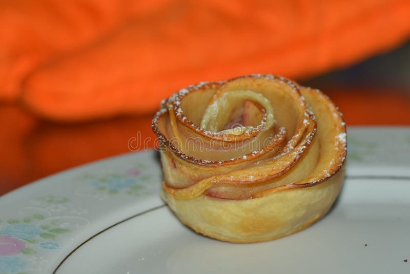 Eigengemaakte roze-vormappeltaart op een plaat stock foto Eigengemaakte roze-vormappeltaart op een plaat stock foto