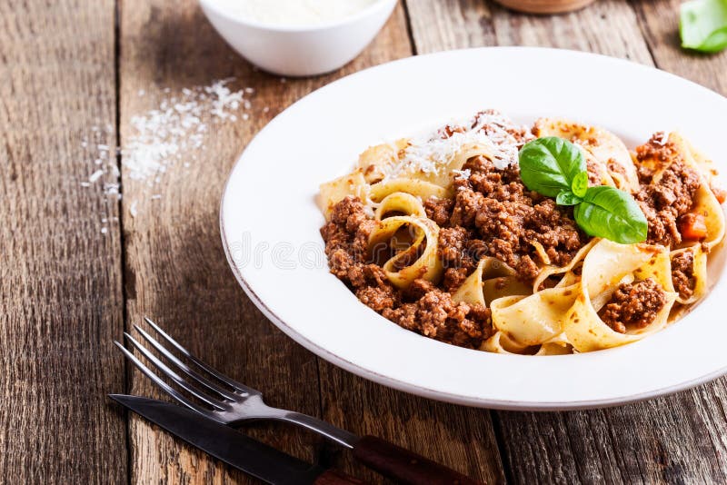 Eigengemaakte traditionele Italiaanse deegwaren pappardelle bolognese stock afbeelding Eigengemaakte traditionele Italiaanse deegwaren pappardelle bolognese stock afbeelding