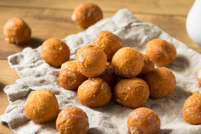 Eigengemaakte Verglaasde Doughnutgaten royalty-vrije stock afbeelding Eigengemaakte Verglaasde Doughnutgaten royalty-vrije stock afbeelding