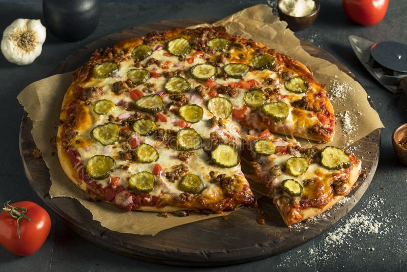 Eigengemaakte Vettige Hamburgerpizza stock foto's Eigengemaakte Vettige Hamburgerpizza stock foto's