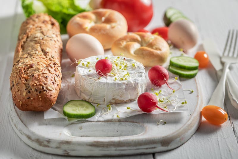 Eigengemaakte voorbereiding voor sandwich met sla, tomaat en bieslook royalty-vrije stock afbeeldingen Eigengemaakte voorbereiding voor sandwich met sla, tomaat en bieslook royalty-vrije stock afbeeldingen