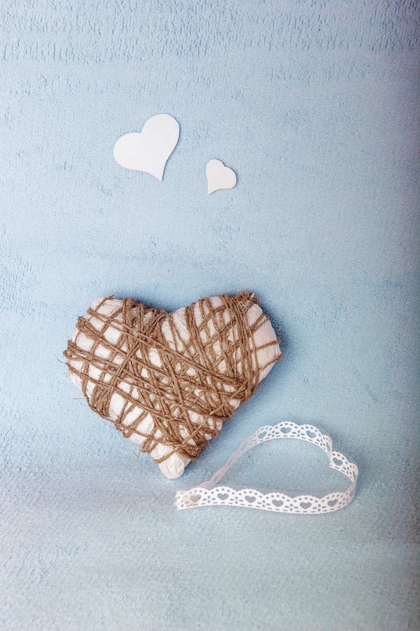 Eigengemaakte witte en blauwe kaart voor de Dag van Valentine stock fotografie Eigengemaakte witte en blauwe kaart voor de Dag van Valentine stock fotografie