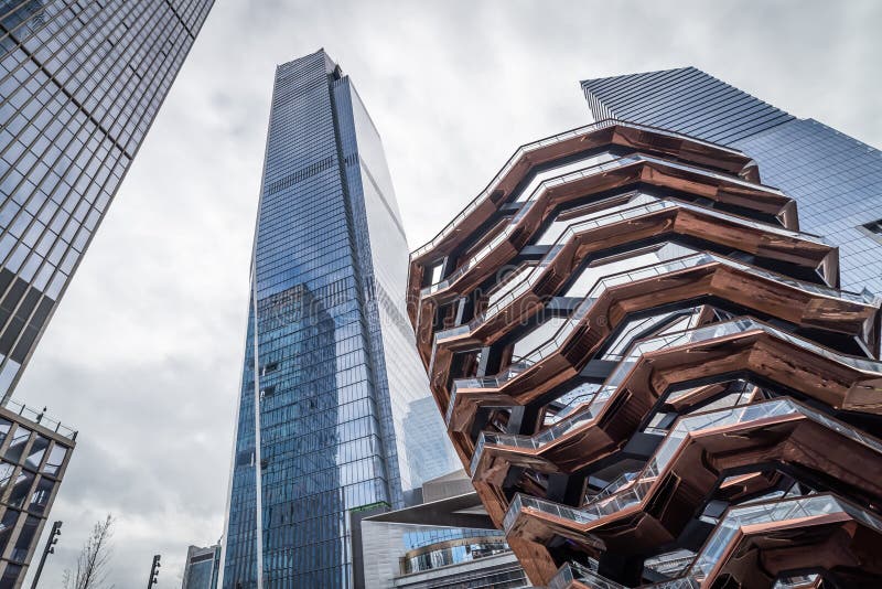 Eigentijdse architecturale bureaugebouwen en het Schip in New York royalty-vrije stock foto Eigentijdse architecturale bureaugebouwen en het Schip in New York royalty-vrije stock foto