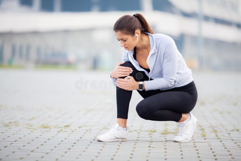 Eignung Athletische Frauen, die das Knie hat ein Trauma halten stockfotografie Eignung Athletische Frauen, die das Knie hat ein Trauma halten stockfotografie