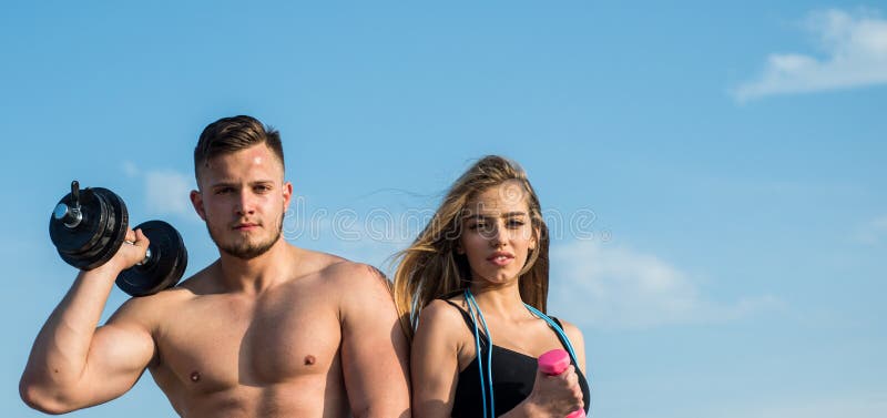 Eignung Eignungstraining auf blauem Himmel Geeigneter Mann und Frau mit den Eignungswerkzeugen im Freien Eignungstrainer mit Dumm stockfotografie Eignung Eignungstraining auf blauem Himmel Geeigneter Mann und Frau mit den Eignungswerkzeugen im Freien Eignungstrainer mit Dumm stockfotografie