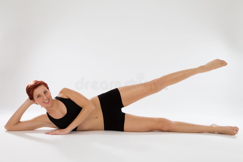 Eignungsfrau, die mit ihren Beinen trainiert lizenzfreies stockfoto