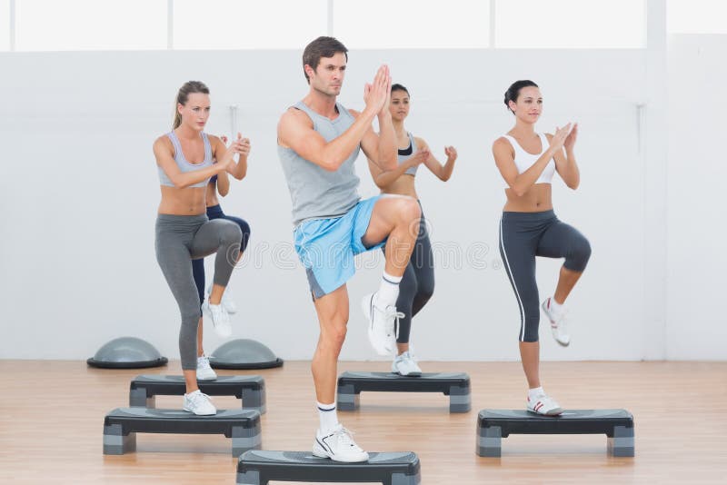 Eignungsklasse Die Stepp Aerobic Ubung Durchfuhrt Stockfoto Bild Von Eignungsklasse Durchfuhrt