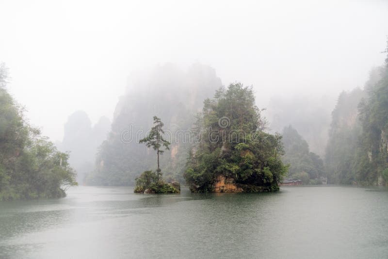Eiland in Baofeng-meer - Zhangjiajie, China royalty-vrije stock afbeeldingen Eiland in Baofeng-meer - Zhangjiajie, China royalty-vrije stock afbeeldingen