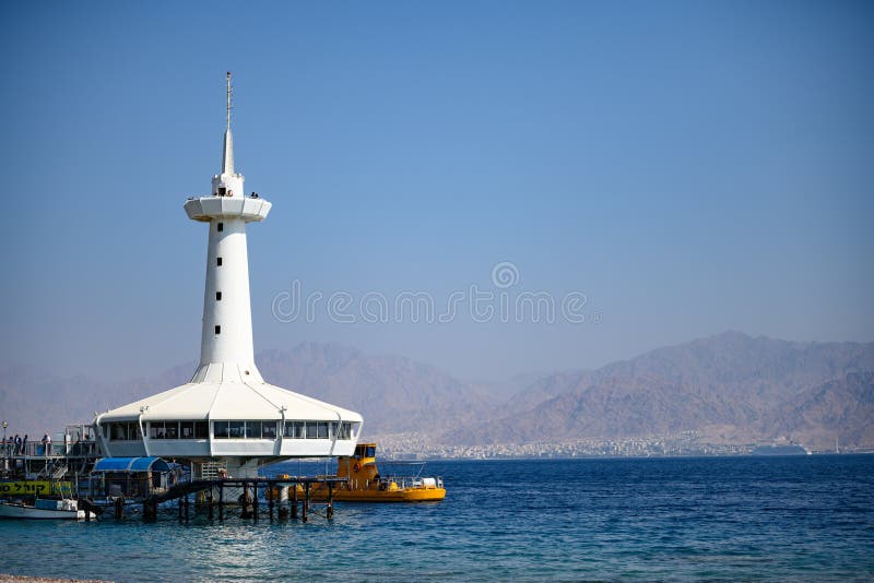 Eilat, Israël - 12 11 2019 - Waarnemingspost voor onderwater in Eilat met prachtige blauwe zee stock afbeelding Eilat, Israël - 12 11 2019 - Waarnemingspost voor onderwater in Eilat met prachtige blauwe zee stock afbeelding