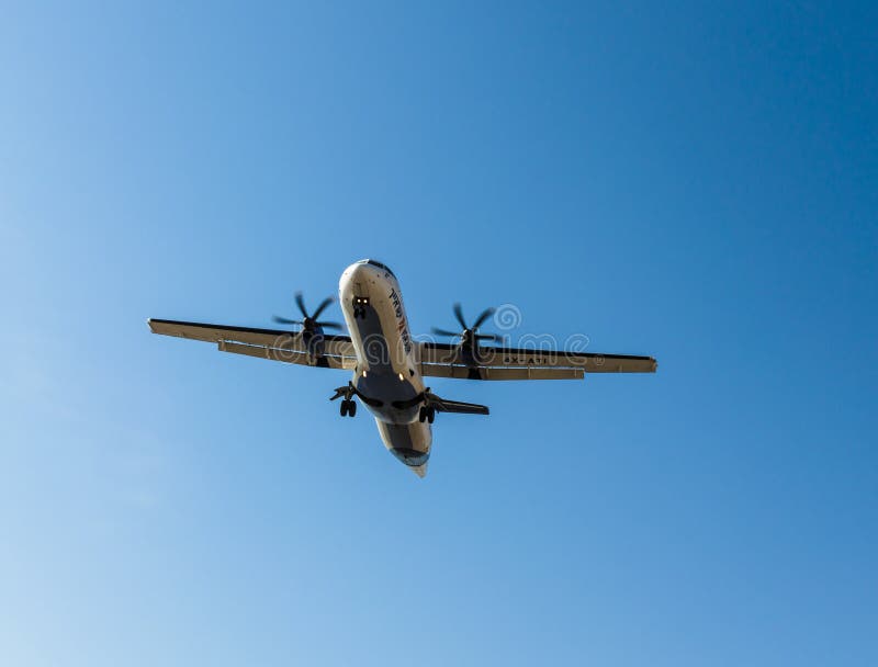 EILAT, ISRAËL †„7 November, 2017: ATR 42-300 die Vliegtuigen 4x-ATI van Israir Airlines, bij de luchthaven in Eilat landen royalty-vrije stock foto EILAT, ISRAËL †„7 November, 2017: ATR 42-300 die Vliegtuigen 4x-ATI van Israir Airlines, bij de luchthaven in Eilat landen royalty-vrije stock foto