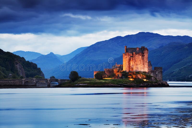 Eilean Donan Castle Panorama Reflexion auf Lochalsh Dornie, Hochl?nder, Schottland Insel von skye Der meiste popul?re Bestimmungs stockbild Eilean Donan Castle Panorama Reflexion auf Lochalsh Dornie, Hochl?nder, Schottland Insel von skye Der meiste popul?re Bestimmungs stockbild