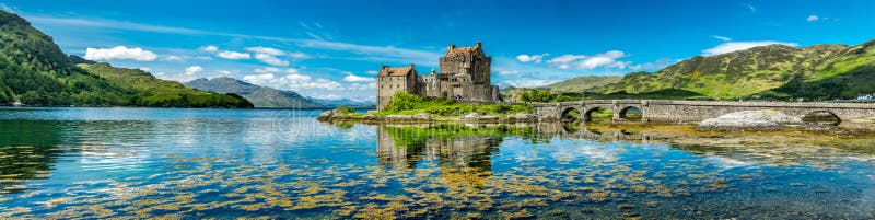 Eilean Donan kasztel podczas ciepłego letniego dnia - Dornie, Szkocja zdjęcie royalty free