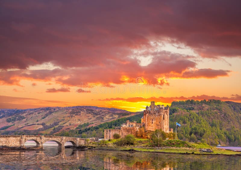 Eilean Donan kasztel przeciw zmierzchowi w średniogórzach Szkocja obraz royalty free