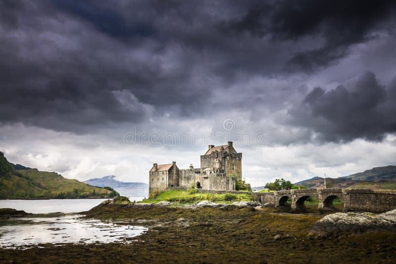 Eilean Donan kasztel w średniogórzach Szkocja zdjęcie stock