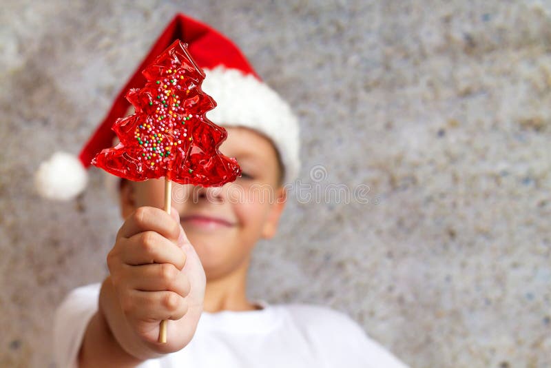 Ein achtjähriger Junge in einem Weihnachtshut stockfoto Ein achtjähriger Junge in einem Weihnachtshut stockfoto