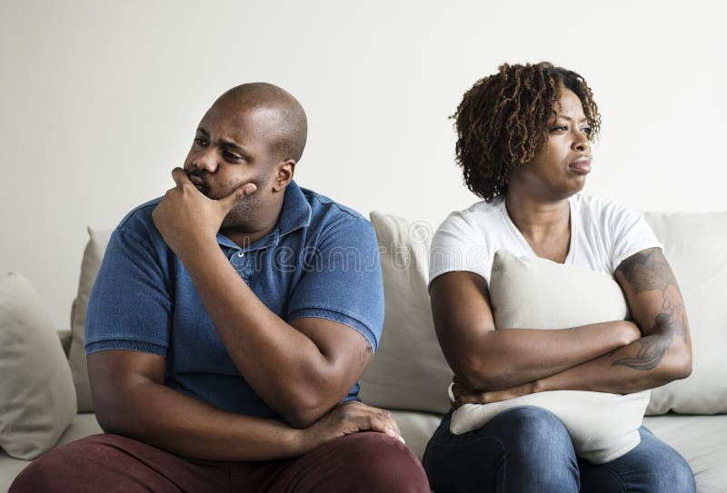 Ein afrikanisches junges Paar, das ein Argument hat lizenzfreie stockfotos Ein afrikanisches junges Paar, das ein Argument hat lizenzfreie stockfotos