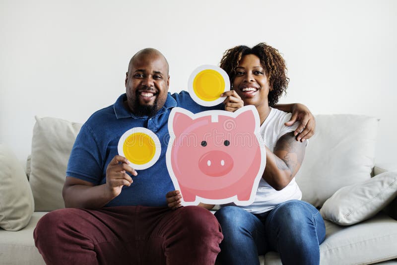 Ein afrikanisches Paar, das Einsparungsgeldikonenhauptfamilieneinsparungs-Investitionskonzept hält lizenzfreies stockbild Ein afrikanisches Paar, das Einsparungsgeldikonenhauptfamilieneinsparungs-Investitionskonzept hält lizenzfreies stockbild