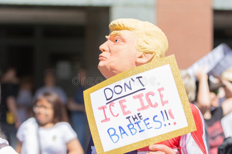 Ein Aktivist, der eine Donald Trump-Maske trägt stockfotos Ein Aktivist, der eine Donald Trump-Maske trägt stockfotos