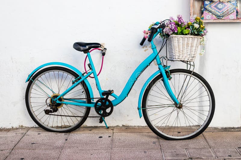 Korb Und Blumen Auf Altem Fahrrad Stockfoto Bild von