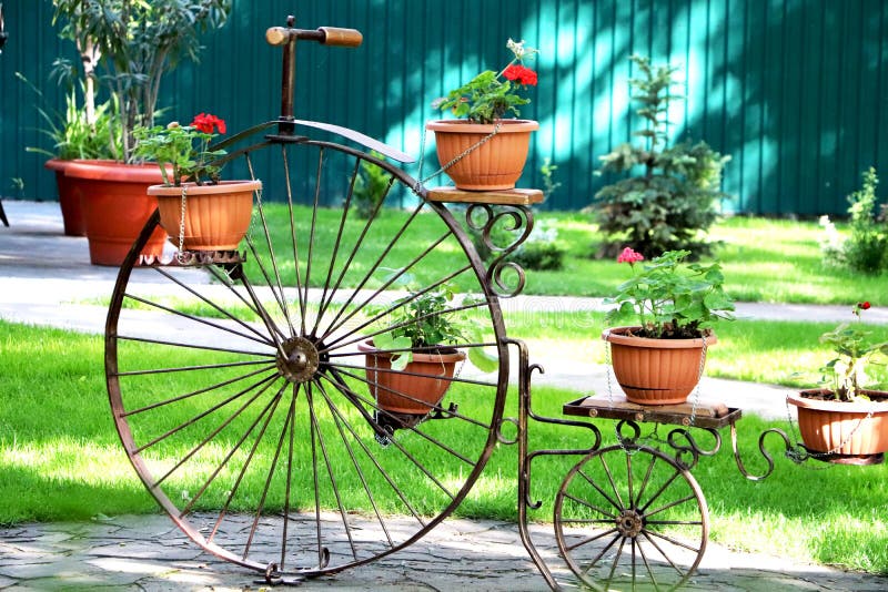 Ein Altes Fahrrad Mit Blumenkörben Für Die Verzierung Von