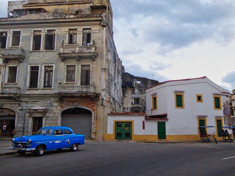 ein altes Haus in Kuba mit einem blauen Auto in der Front lizenzfreies stockfoto ein altes Haus in Kuba mit einem blauen Auto in der Front lizenzfreies stockfoto