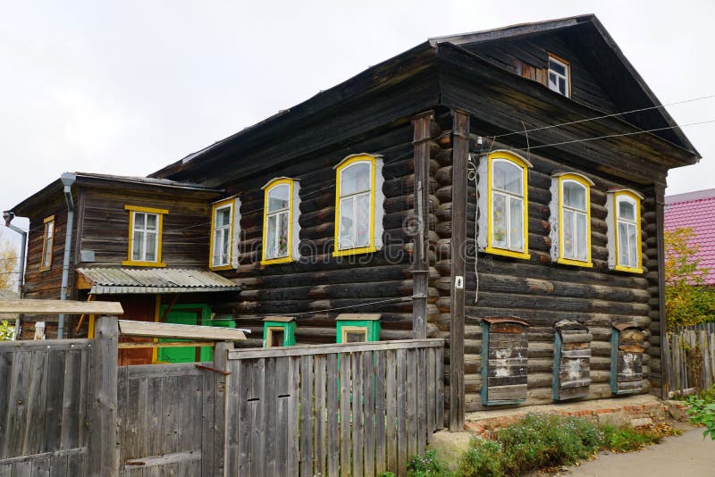 Ein altes hölzernes russisches Haus stockfotografie