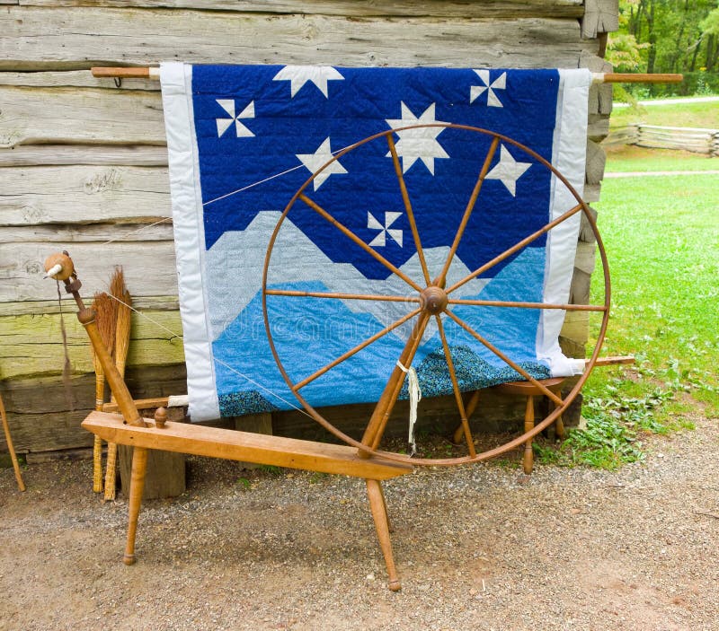 Ein altes Spinnrad und eine Steppdecke auf Anzeige an einer historischen Stätte in Virginia stockbilder Ein altes Spinnrad und eine Steppdecke auf Anzeige an einer historischen Stätte in Virginia stockbilder