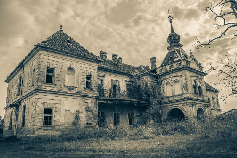 Ein altes verlassenes furchtsames Schloss in der gotischen Art Schwarzweiss stockfotos Ein altes verlassenes furchtsames Schloss in der gotischen Art Schwarzweiss stockfotos