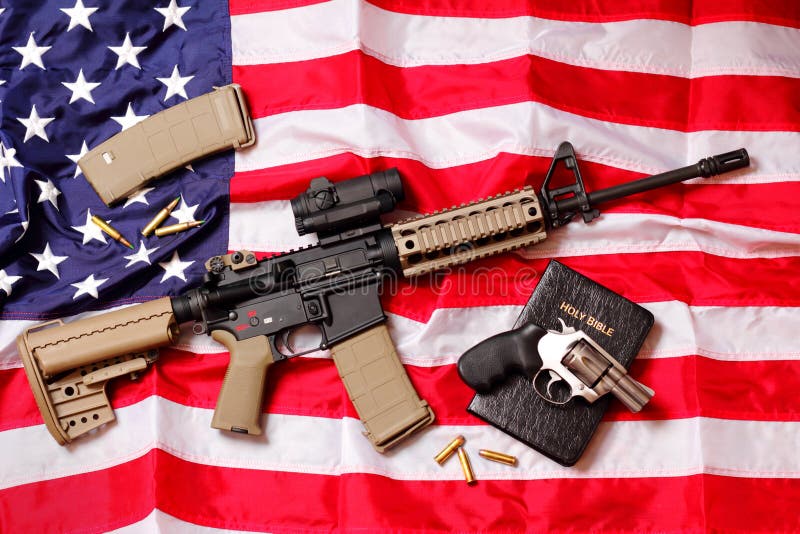 AR-Gewehr, eine Bibel u. eine Pistole auf amerikanischer Flagge