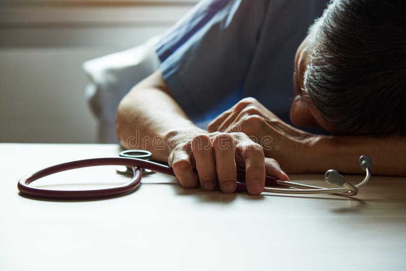 Ein Arzt mit Verbrennung fühlt sich müde im medizinischen Büro
