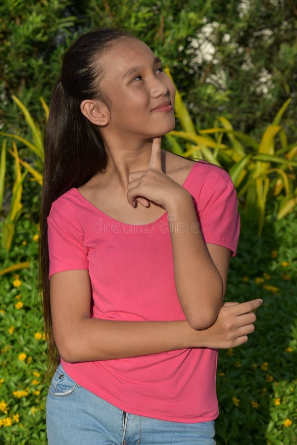 Ein asiatisches weibliches Denken stockbild Ein asiatisches weibliches Denken stockbild