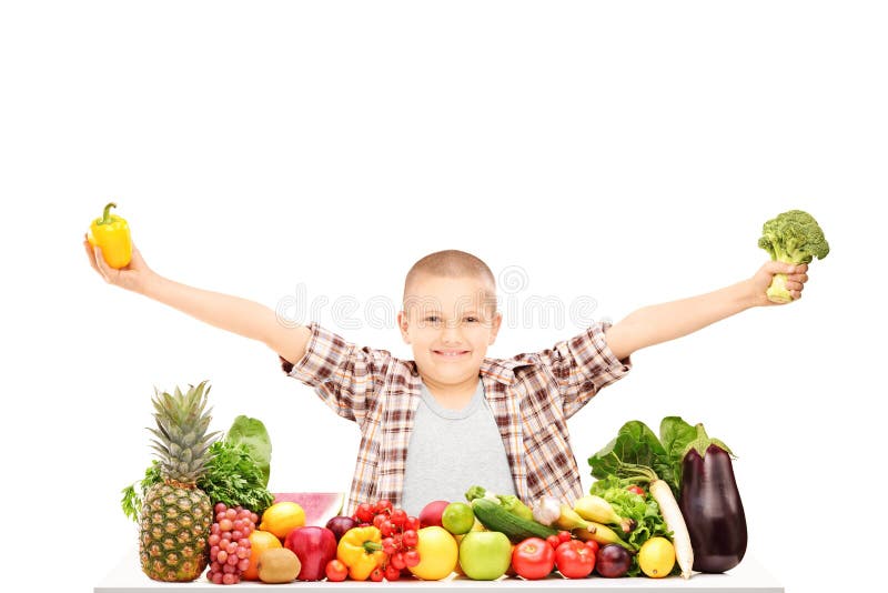 Ein aufgeregtes Kind, das Brokkoli halten, und ein Pfeffer auf einer Tabelle
