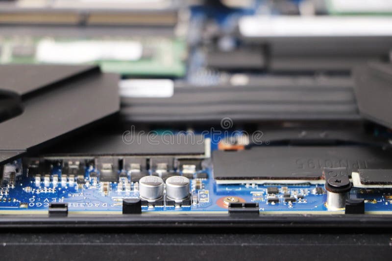 Ein Aussenseiter säubert eine Laptopkühlvorrichtung Verseuchtes Kühlsystem des Computers stockfotos Ein Aussenseiter säubert eine Laptopkühlvorrichtung Verseuchtes Kühlsystem des Computers stockfotos