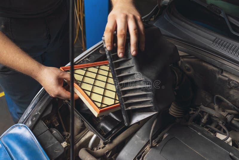 https://thumbs.dreamstime.com/b/ein-automechaniker-installiert-einen-neuen-motor-luftfilter-im-auto-224899959.jpg