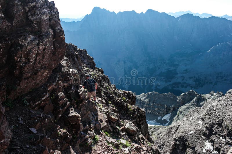 Ein Bergsteiger auf den kastanienbraunen Bell-Bergen, nahe Aspen Colorado stockfoto Ein Bergsteiger auf den kastanienbraunen Bell-Bergen, nahe Aspen Colorado stockfoto