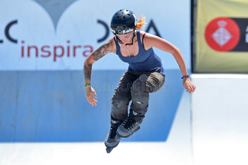 Ein Berufsschlittschuhläufer am Inline-Eislaufwettbewerb der Frauen an Sport-Barcelona-Spielen LKXA extremen stockbild Ein Berufsschlittschuhläufer am Inline-Eislaufwettbewerb der Frauen an Sport-Barcelona-Spielen LKXA extremen stockbild