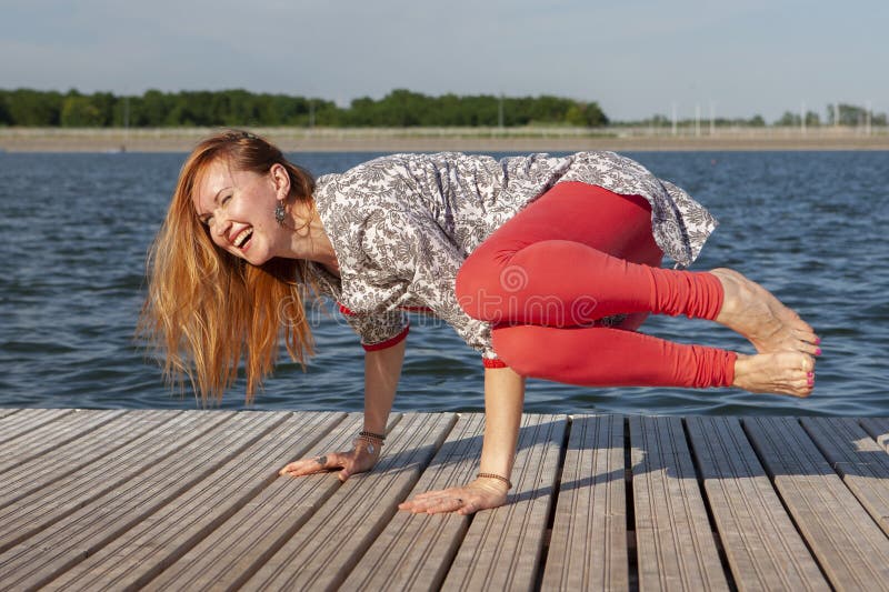 Ein Bild einer h?bschen Frau, die Yoga am See tut stockfotografie Ein Bild einer h?bschen Frau, die Yoga am See tut stockfotografie