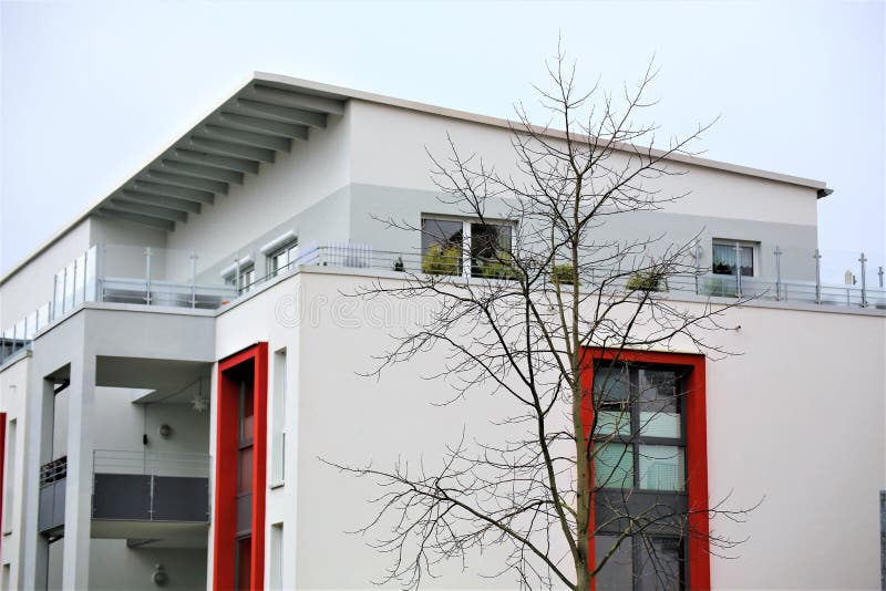 Ein Bild eines Wohnheims mit moderner Fassadenmalerei, Außenaufnahme